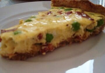 sommertaerte-med-friskbaelgede-aerter-og-sproed-bacon