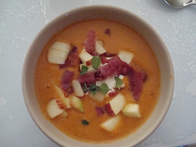 tomatsuppe med æble og bacon