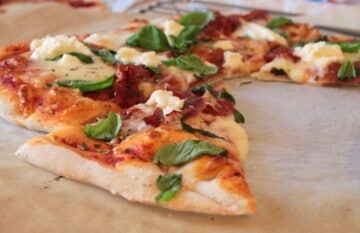 Pizza med sprød tynd bund