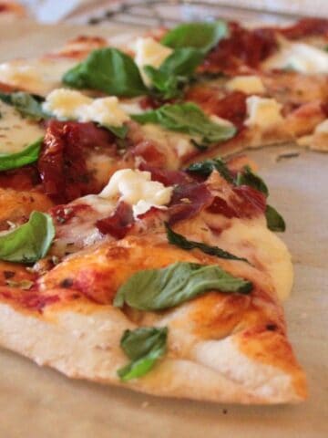 Pizza med sprød tynd bund