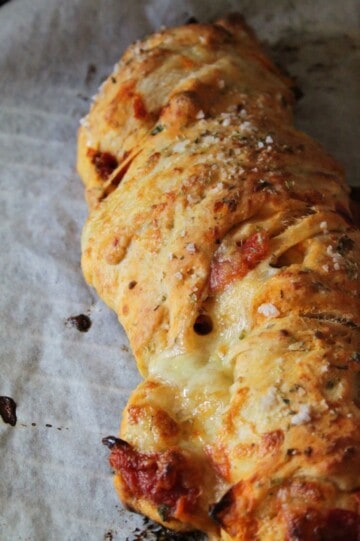 Brød med semidried tomater, basilikum, mozzarella og salt