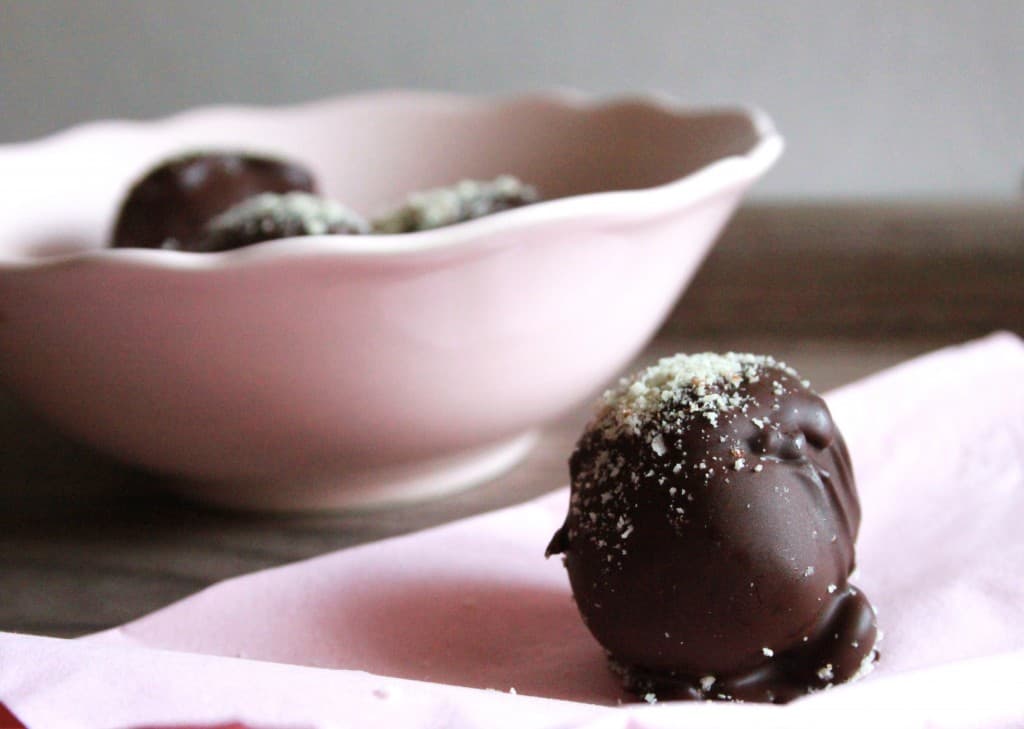 hjemmelavet påskeæg med marcipan og chokolade