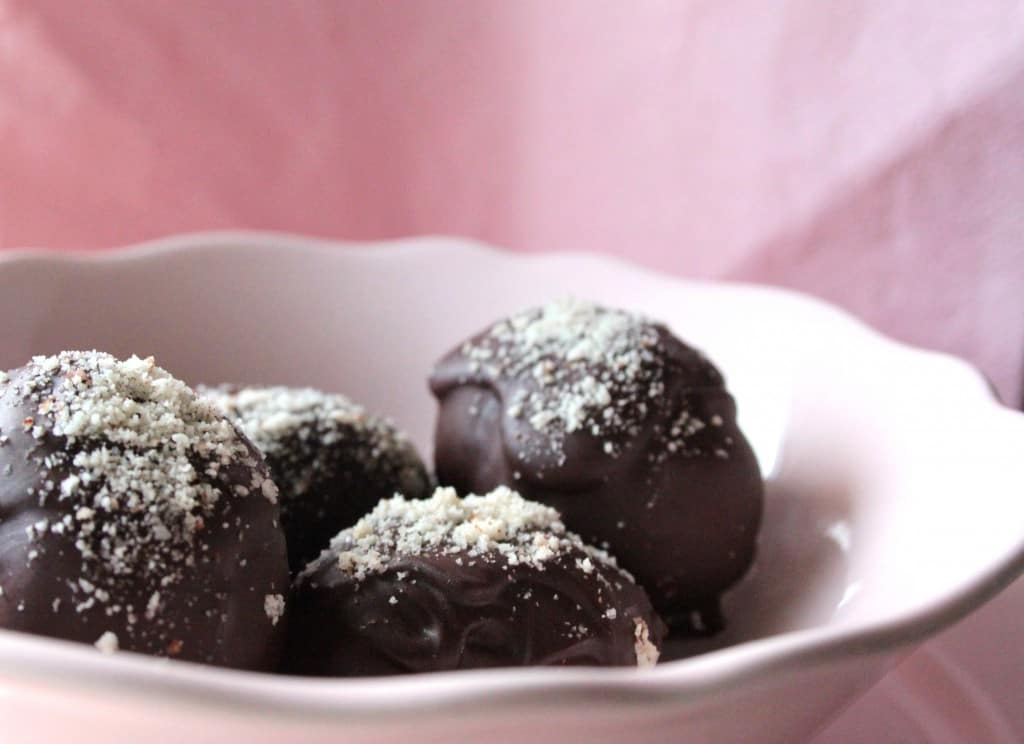 hjemmelavet påskeæg med marcipan og chokolade