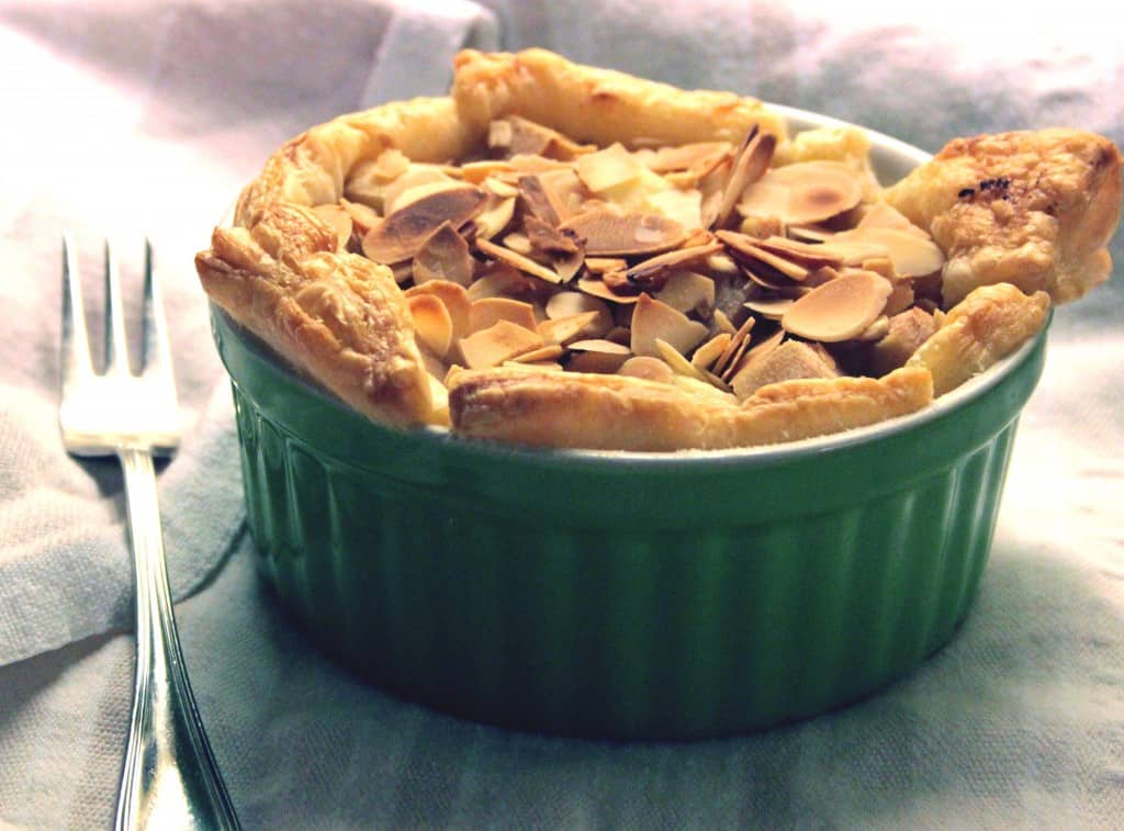 Pæretærter med butterdej, marcipancreme og mandler