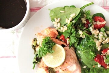 Soyabagt laks med grøn salat med hvedekerner