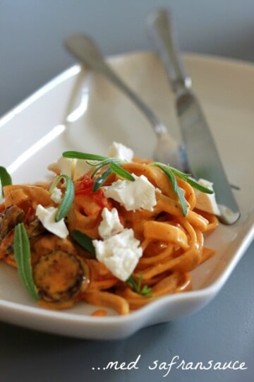 Frisk pasta med safransauce og chorizo