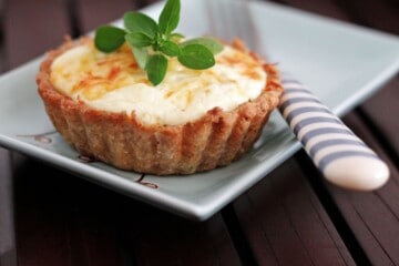 tærte med squash, serranoskinke og oregano