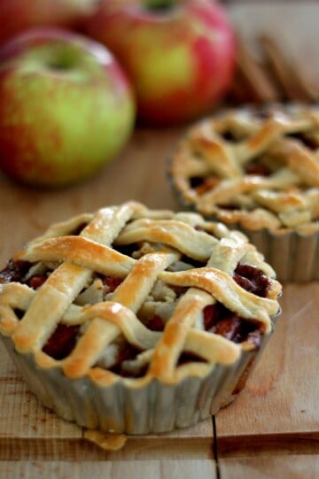 Apple pie - opskrift på amerikansk æbletærte med flettet låg