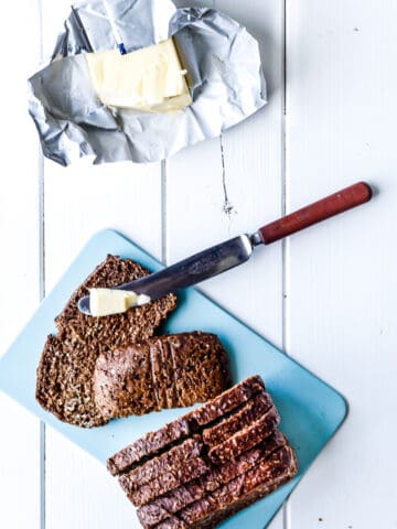 hjemmebagt rugbrød - rugbrød klæg
