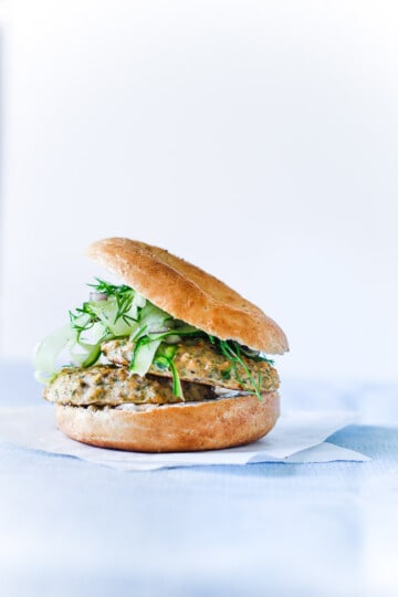 laksebøf med agurkesalat - bagels - aftensmad opskrift