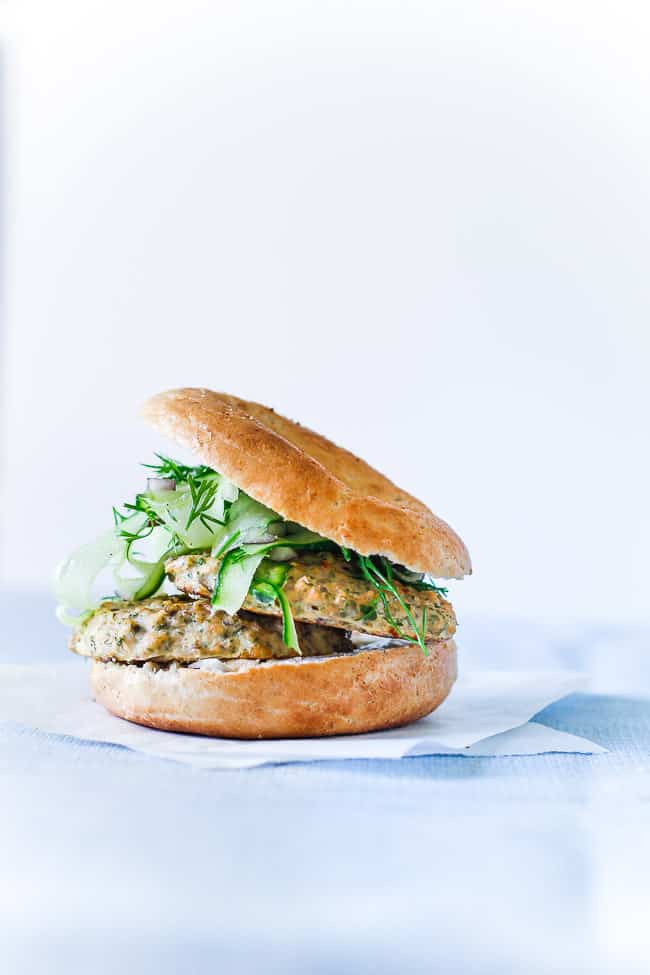 laksebøf med agurkesalat - bagels - aftensmad opskrift