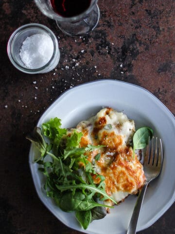 Moussaka med aubergine og kartofler - opskrift - aftensmad