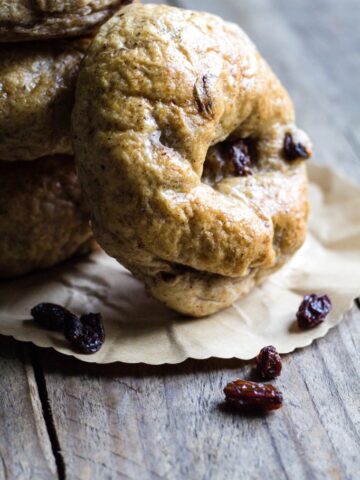 bagels-med-kanel-og-rosiner-opskrift-paa-soede-bagels-med-kanel-1