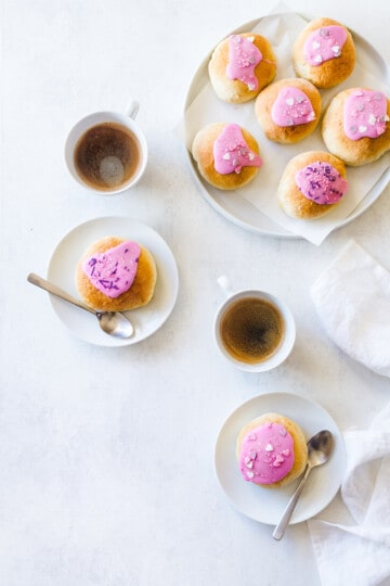 Fastelavnsboller med creme - opskrift på gammeldagsfastelavnsboller
