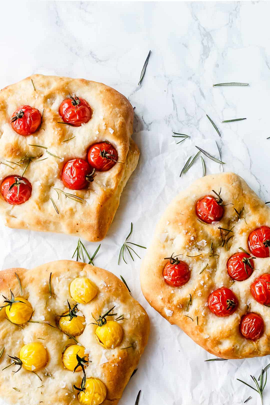 Focaccia brød - opskrift på nem focaccia med tomat og rosmarin