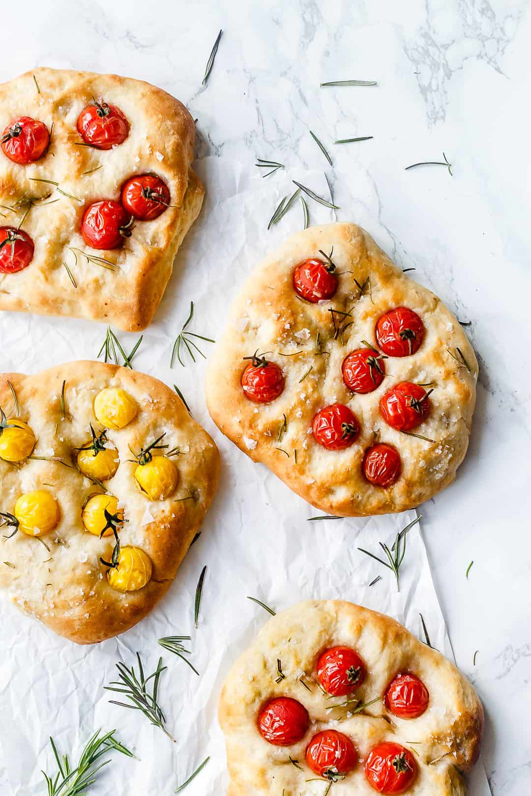 Focaccia brød - opskrift på nem focaccia med tomat og rosmarin