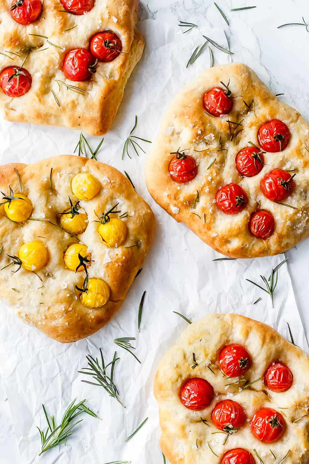 Foccacia brød med tomat og rosmarin - opskrift på italiensk madbrød