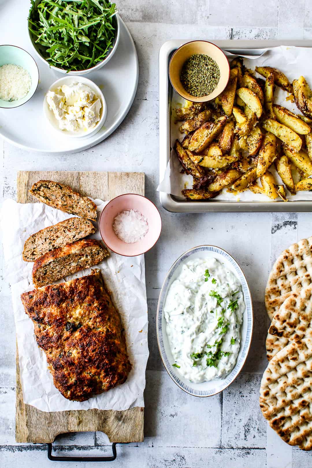 Græsk farsbrød med feta og soltørrede tomater kartofler og tzatziki - græsk mad opskrift 