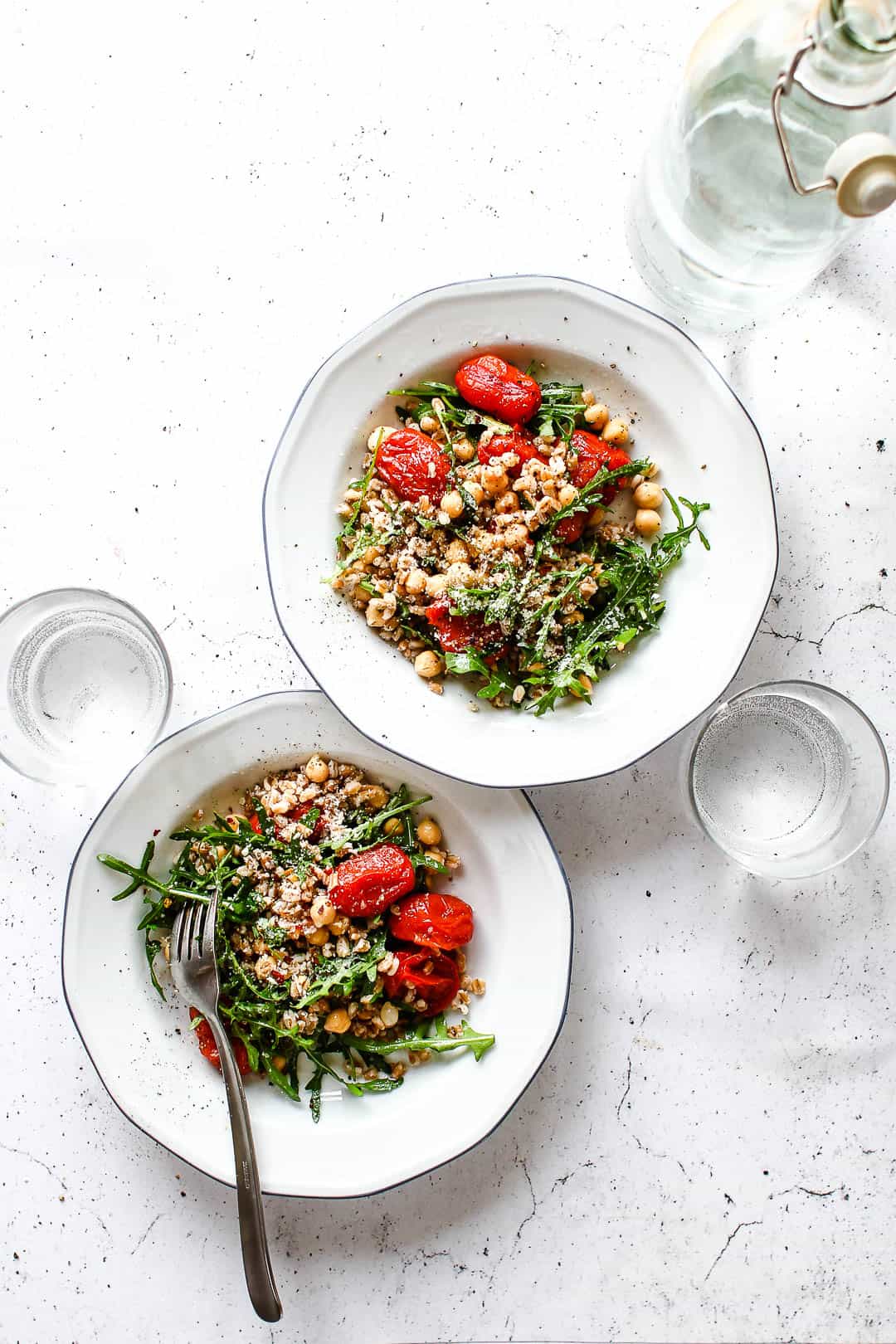Salat med perlespelt, bagte tomater og feta - opskrift