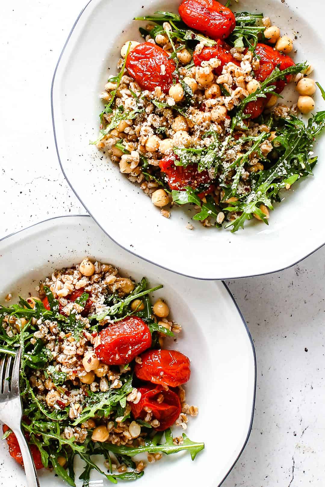 Salat med perlespelt, bagte tomater og feta - opskrift