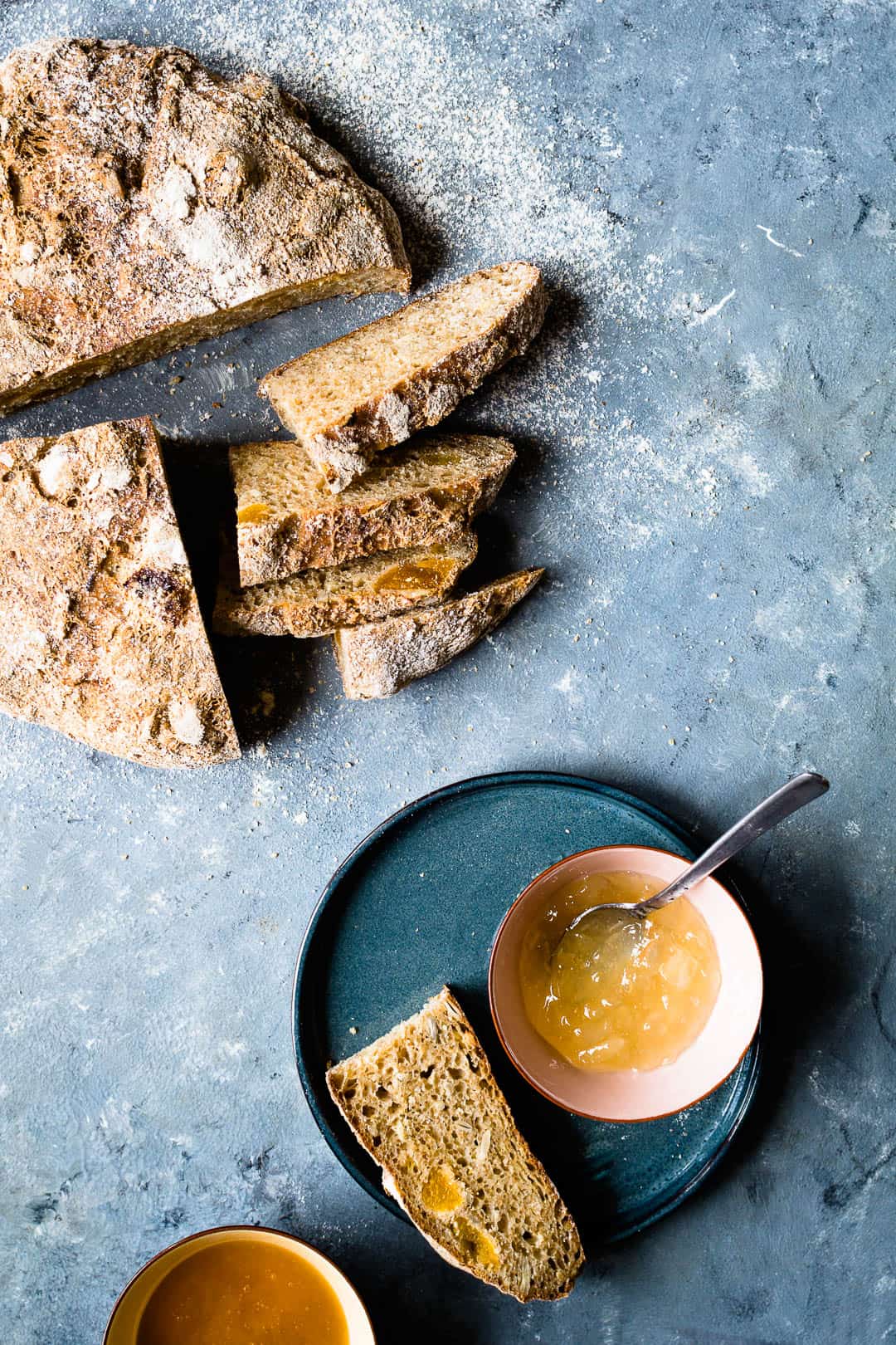 Brød med abrikos og solsikkekerner - opskrift på brød med tørret frugt