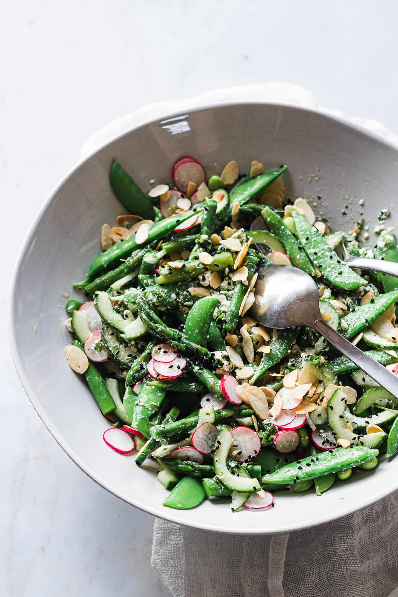 salat med asparges, ærter, radiser og feta