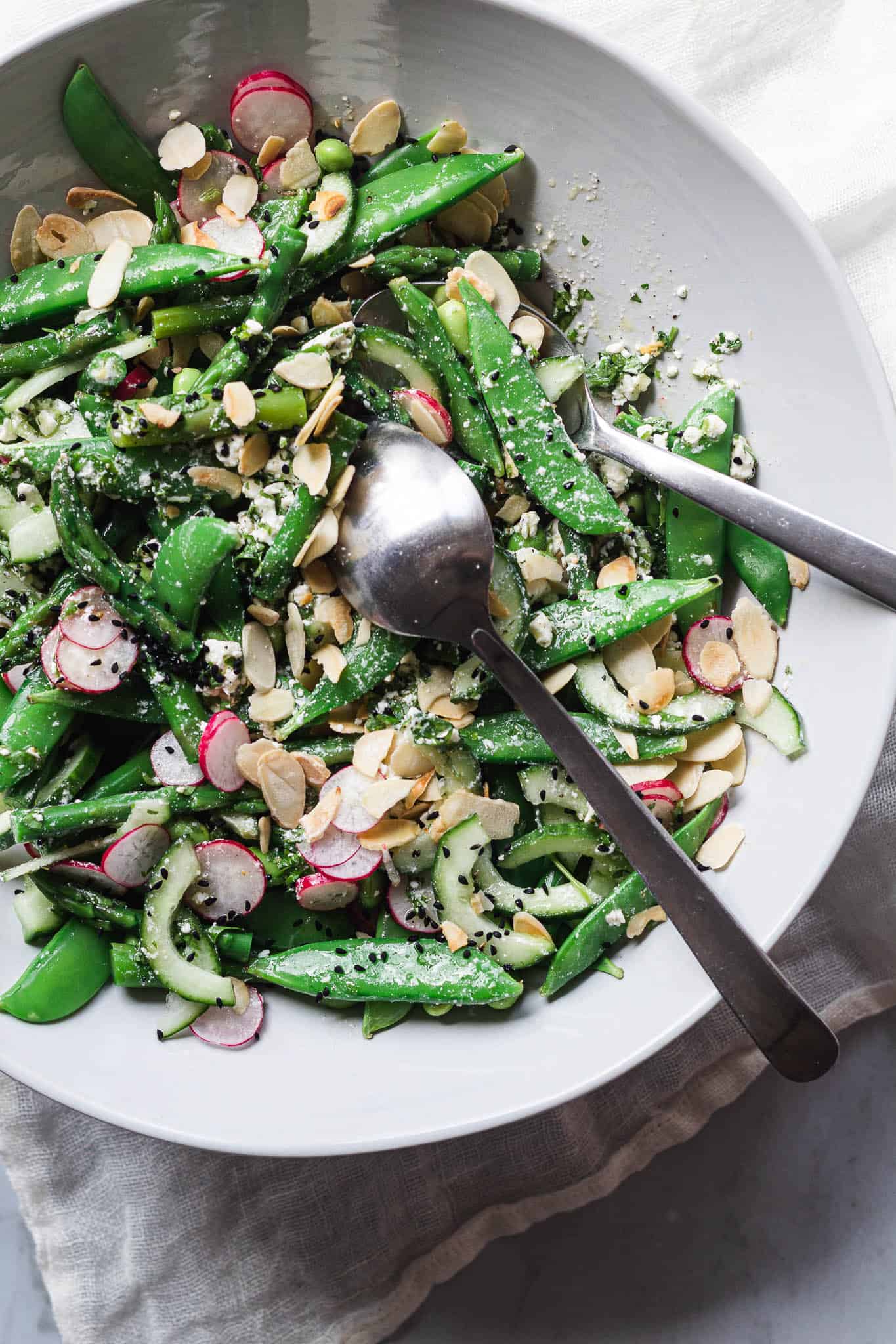 salat med asparges, ærter, radiser og feta
