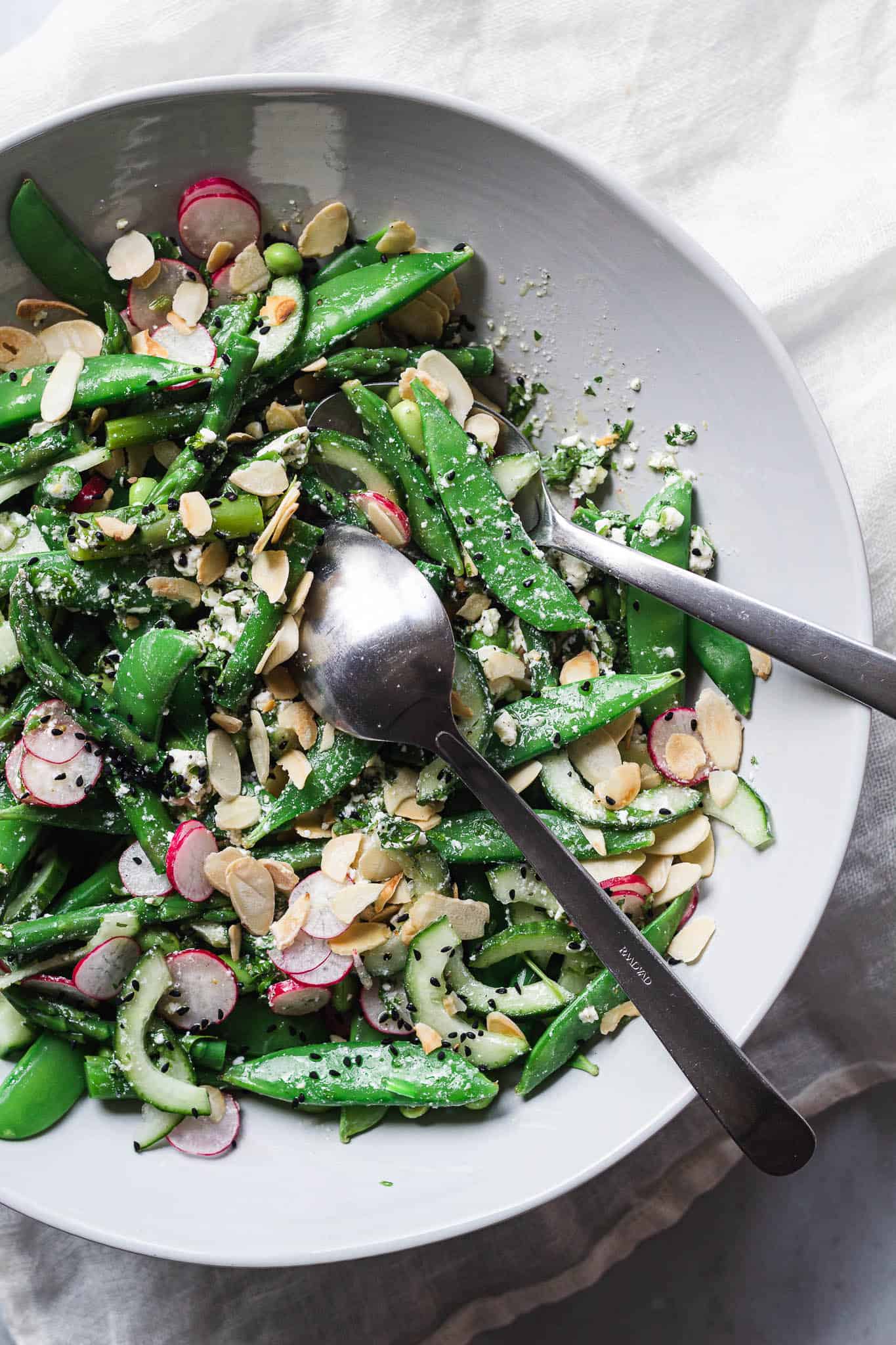 salat med asparges, ærter, radiser og feta