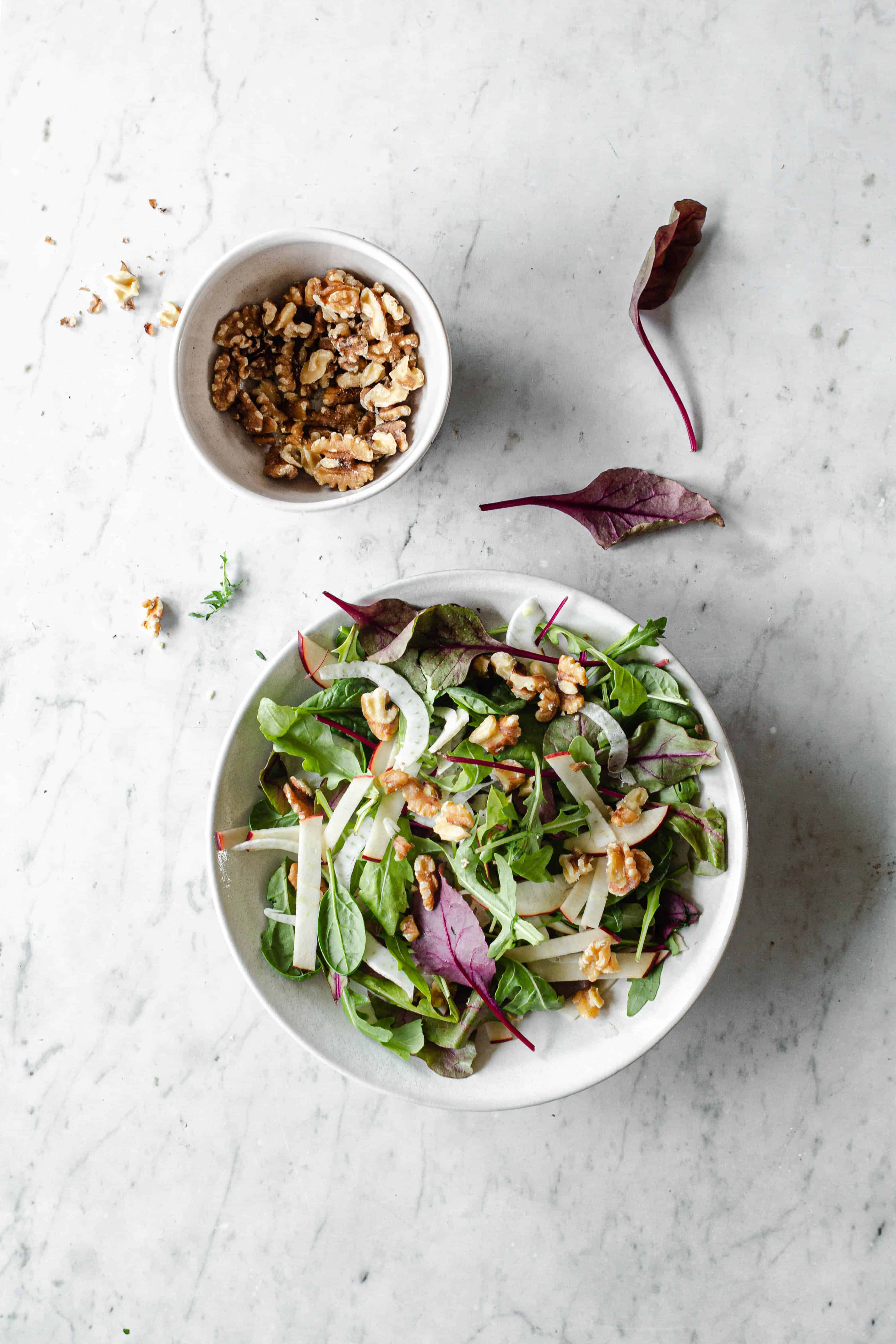 salat med æble, fennikel og valnødder