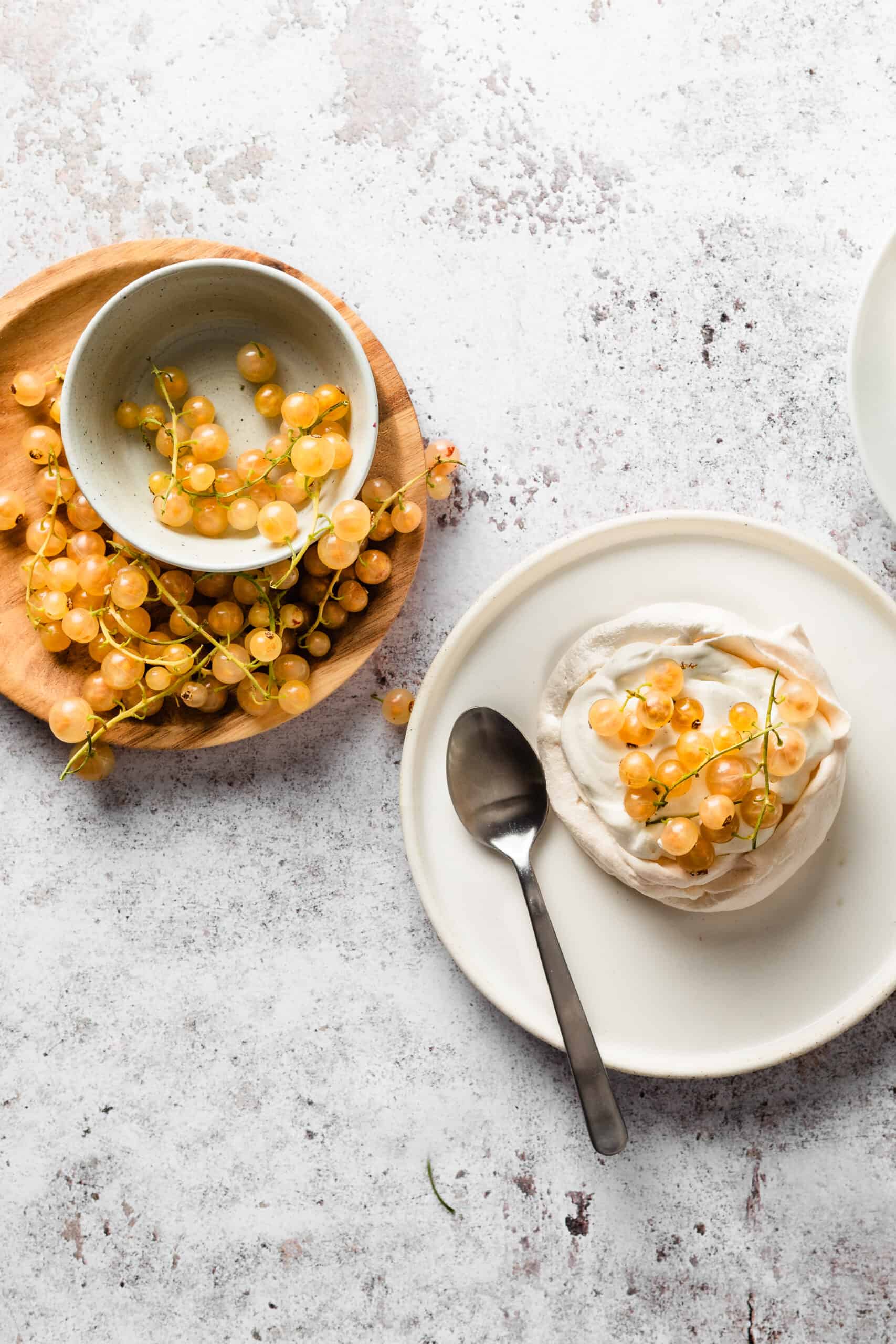 marengskager med creme og bær - marengsbunde