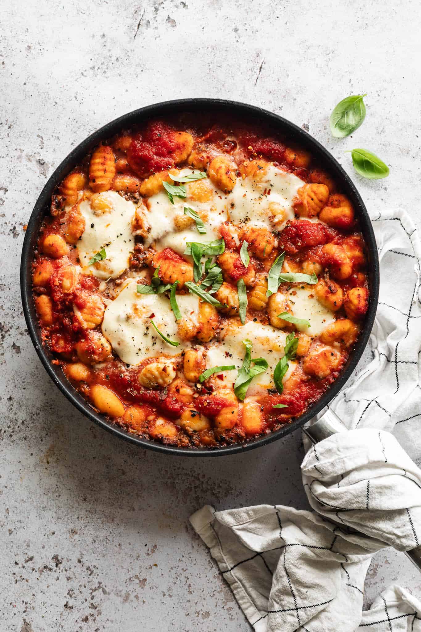 Gnocchi opskrift - gnocchi med oksekød, tomatsauce og mozarella