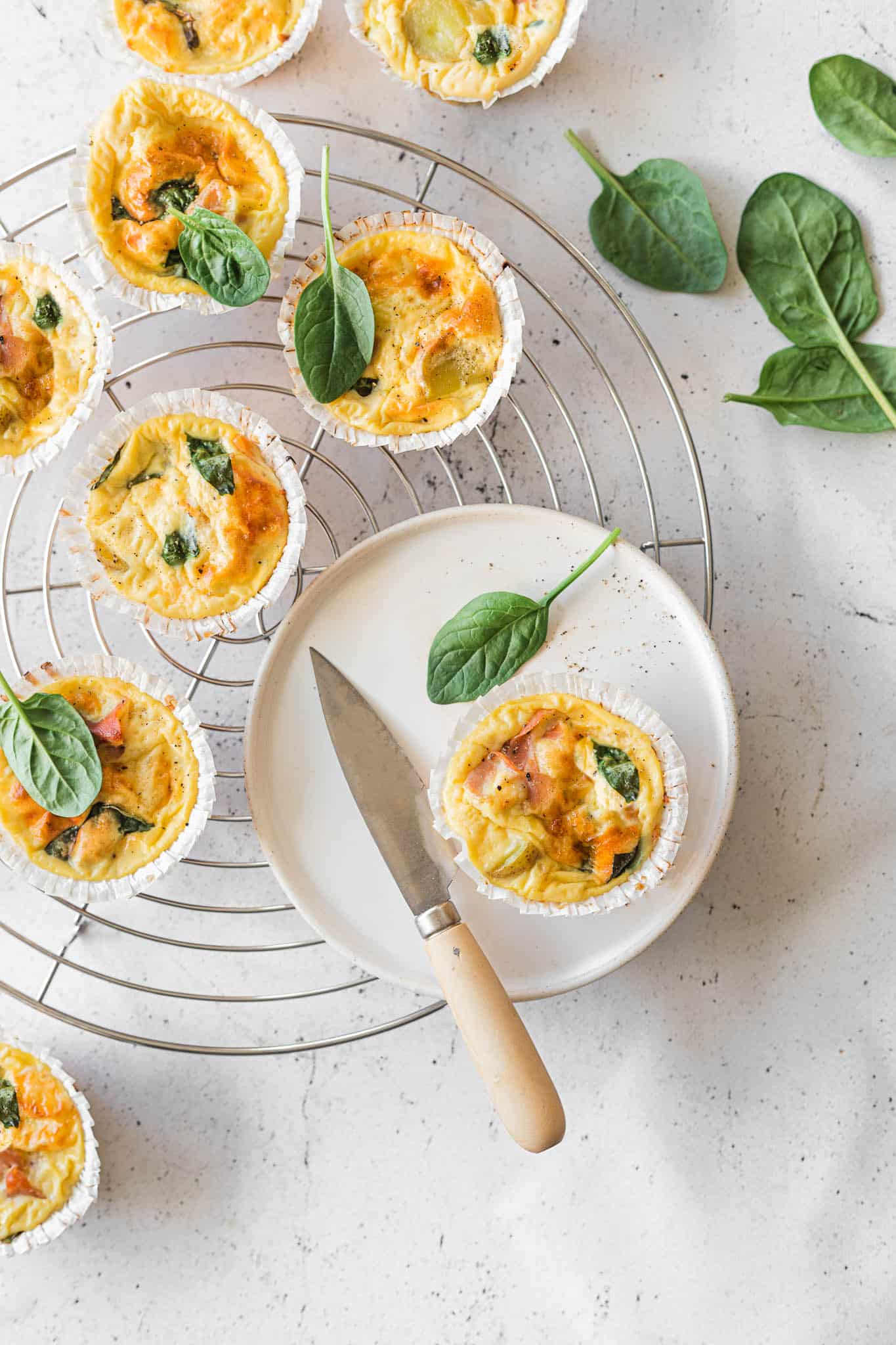 Nemme og lækre små æggemuffins fyldt med skinke, kartofler og spinat. Perfekte til både brunch og på madpakken.