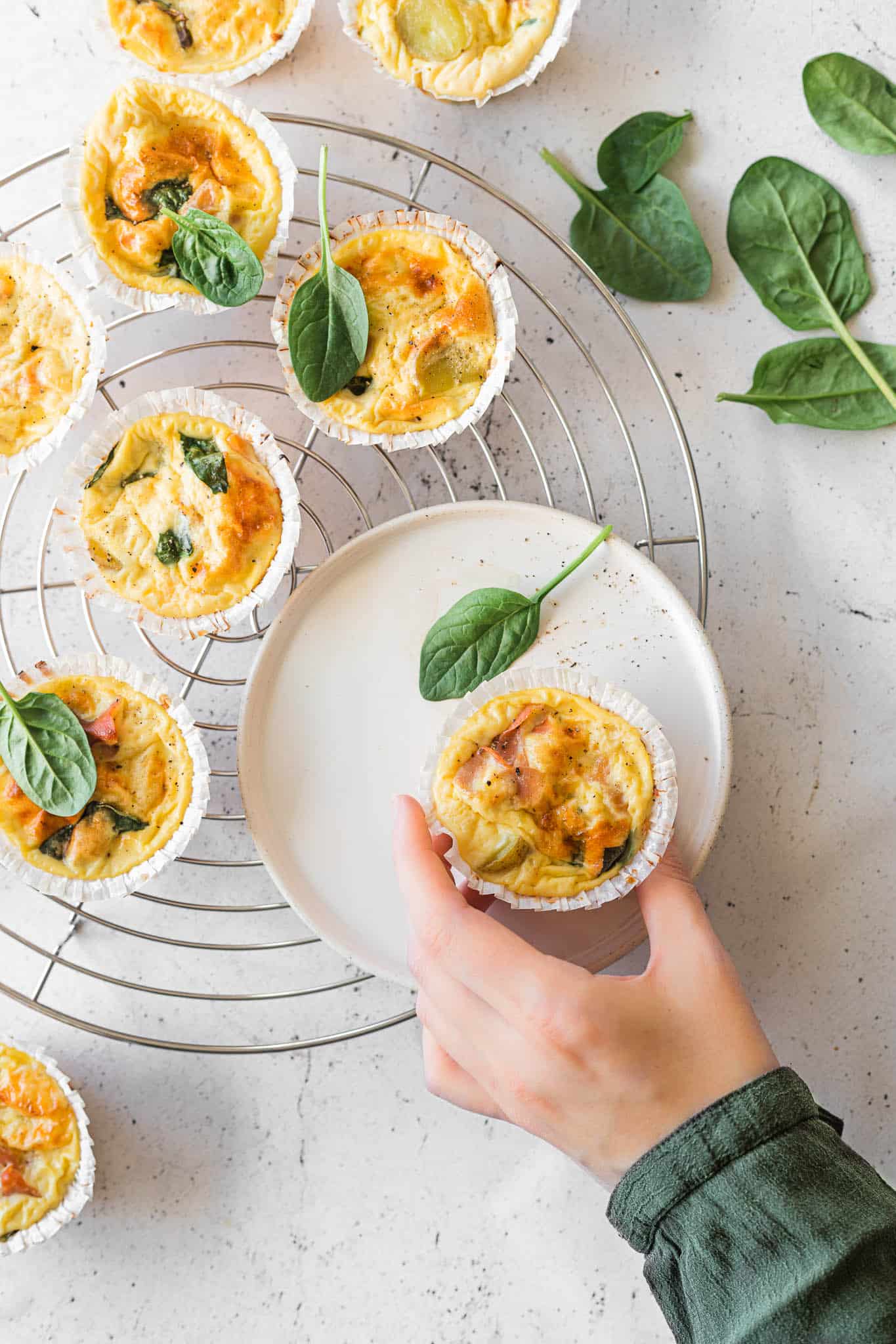 Nemme og lækre små æggemuffins fyldt med laks, kartofler og spinat. Perfekte til både brunch og på madpakken.