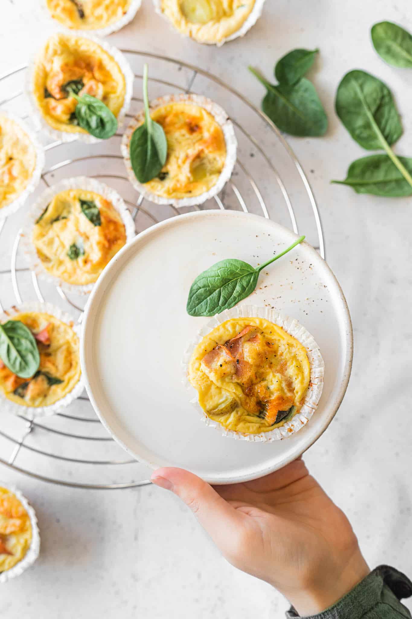 Nemme og lækre små æggemuffins fyldt med skinke, kartofler og spinat. Perfekte til både brunch og på madpakken.