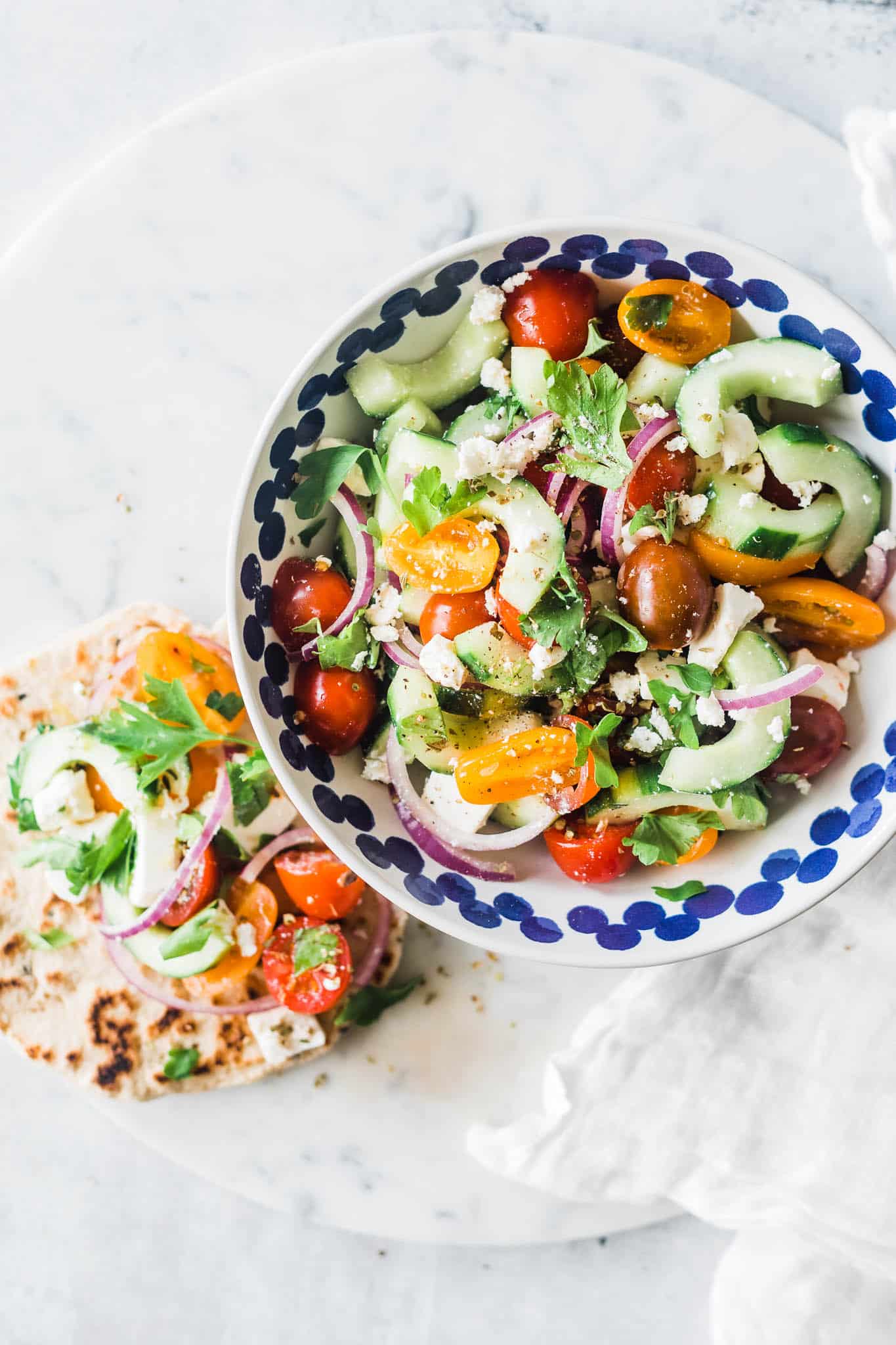 Græsk salat - opskrift på middelhavnssalat med agurk, tomater og feta