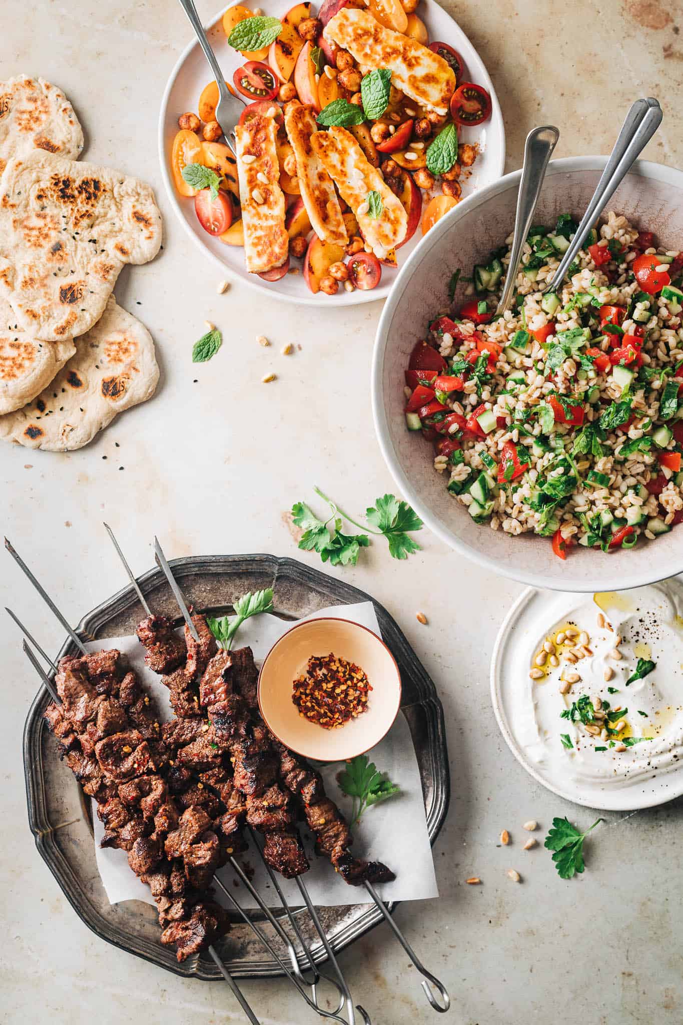 Marinerede oksespyd og tabbouleh - opskrift arabisk mad - Dubai