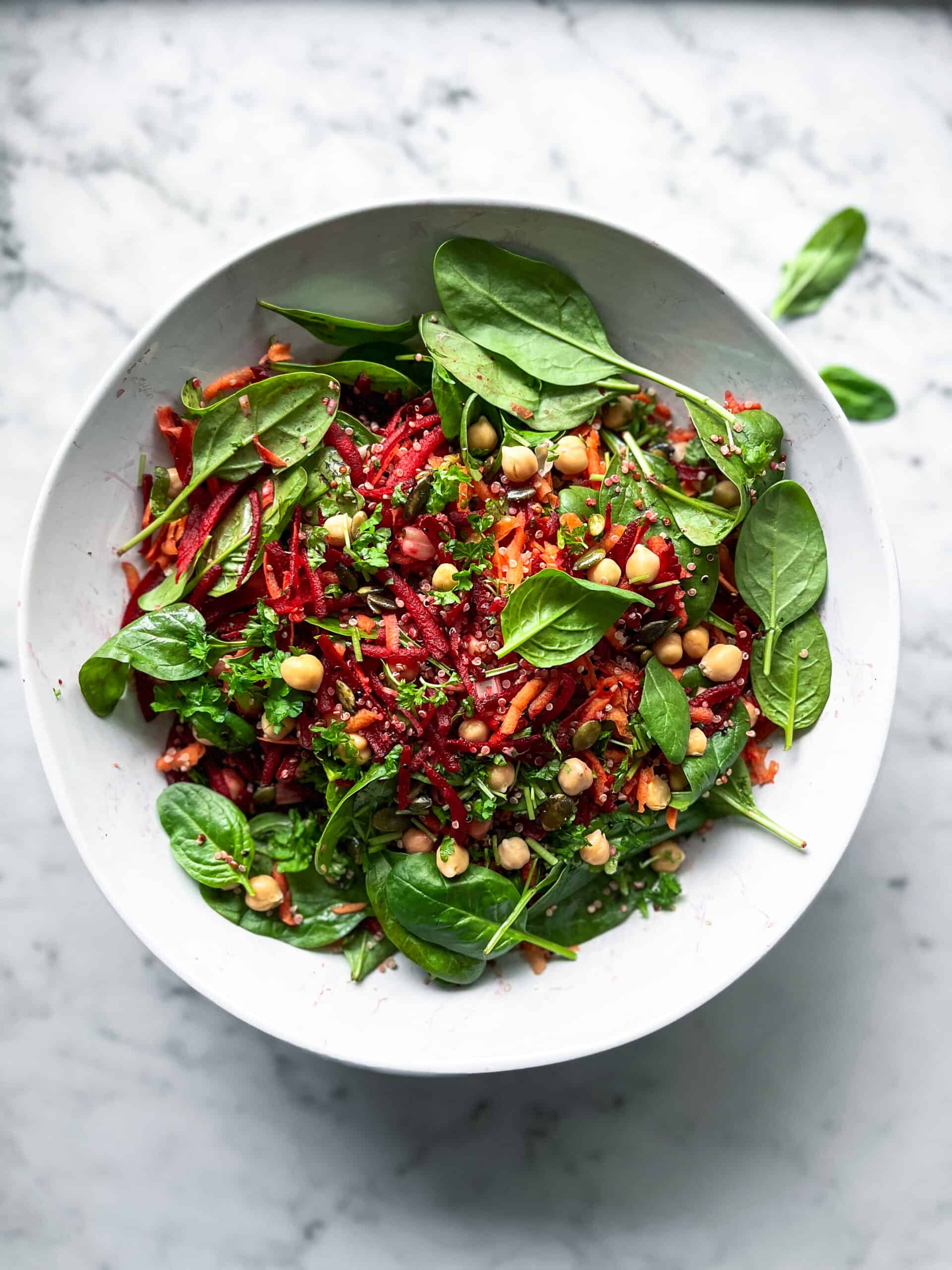 Rødbedesalat med gulerødder, spinat og quinoa - salat opskrift - salat bowl