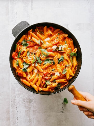One pot pasta med chorizo, tomat, spinat og ost