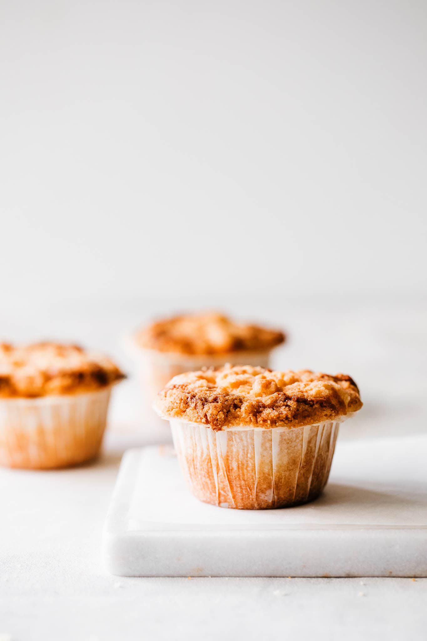 Æblemuffins med kanel og crumble - opskrift på nemme æblemuffins