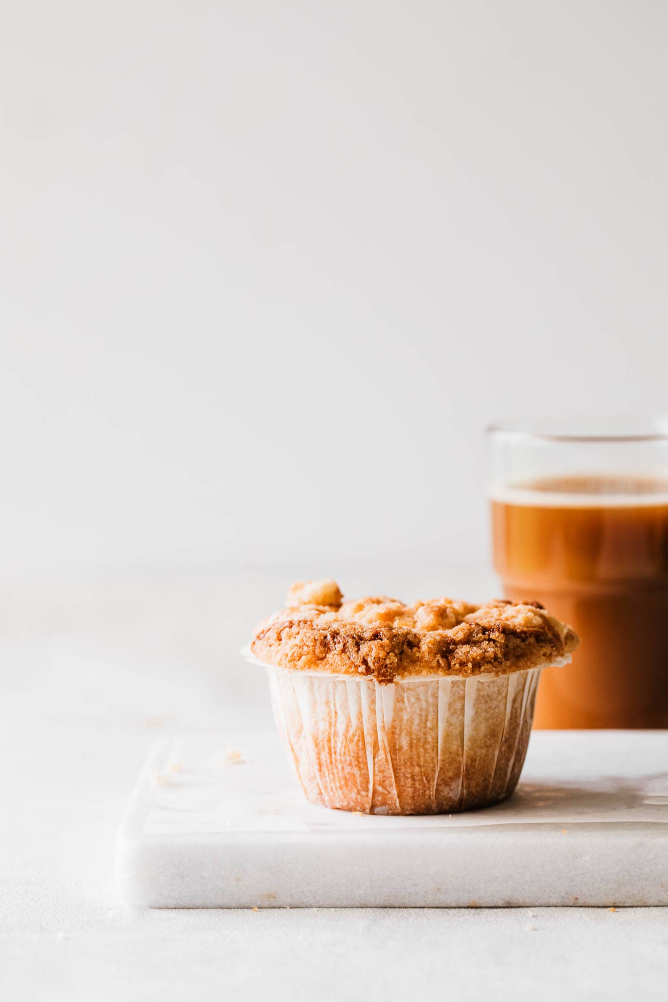 Æblemuffins med kanel og crumble - opskrift på nemme æblemuffins