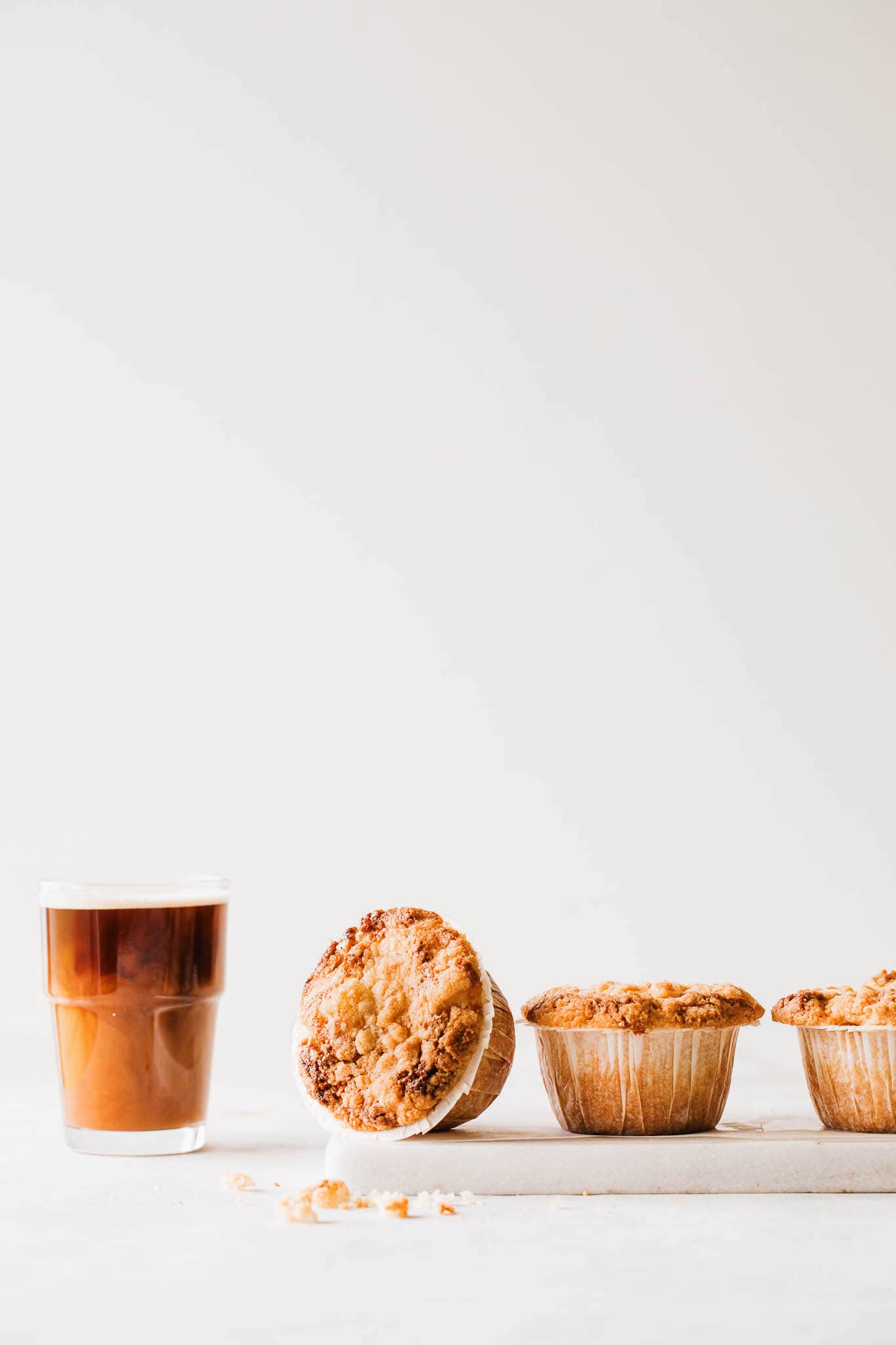Æblemuffins med kanel og crumble - opskrift på nemme æblemuffins