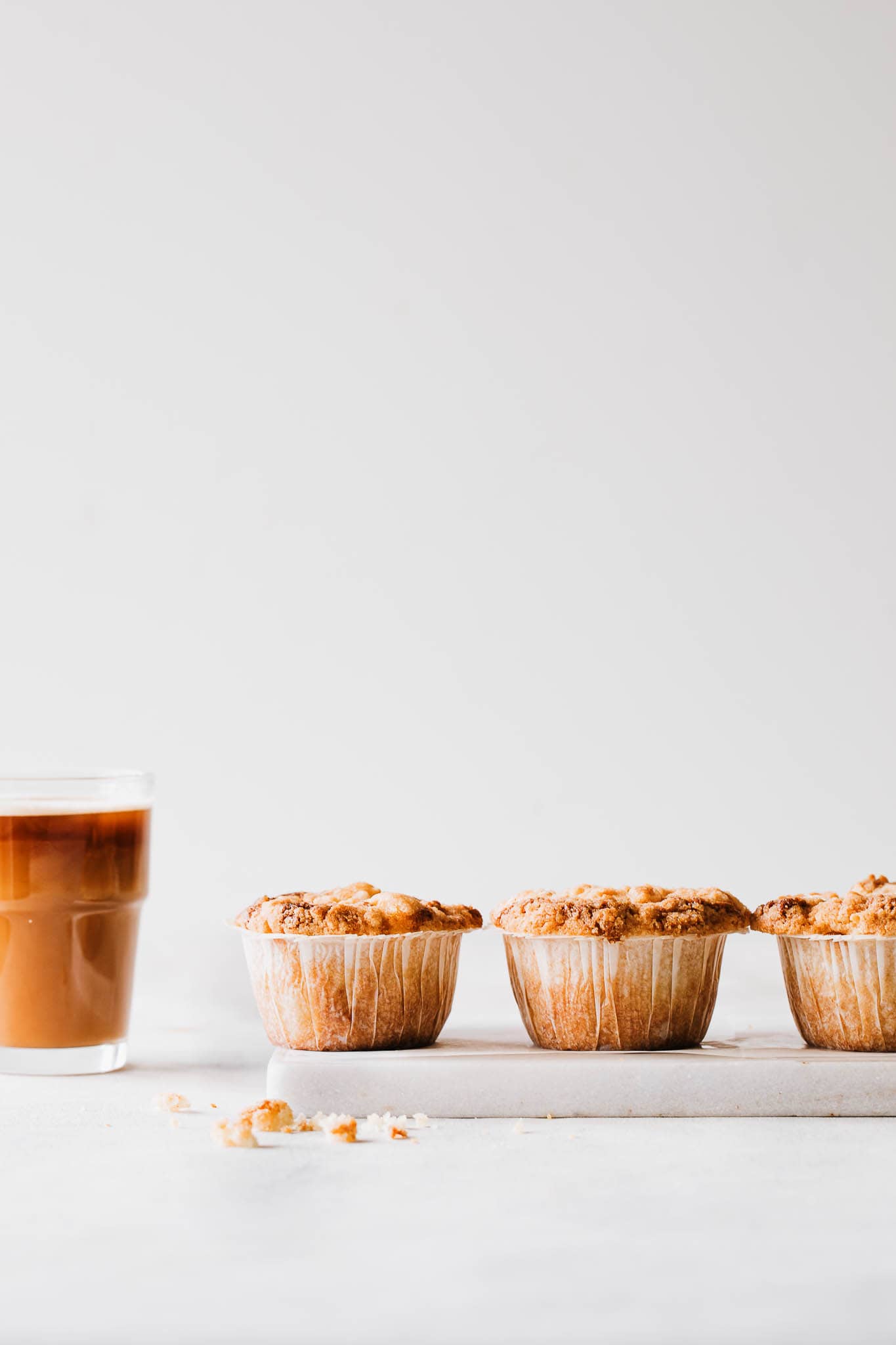 Æblemuffins med kanel og crumble - opskrift på nemme æblemuffins