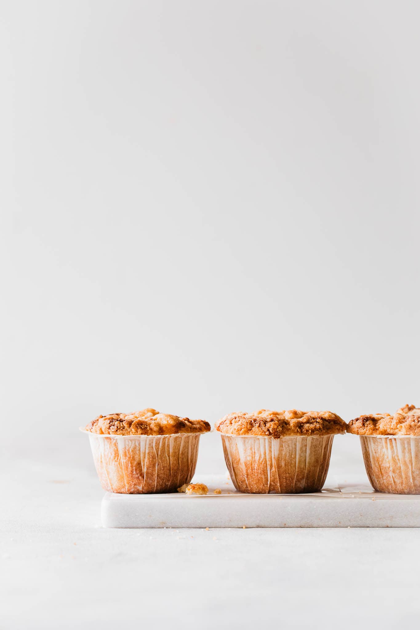 Æblemuffins med kanel og crumble - opskrift på nemme æblemuffins