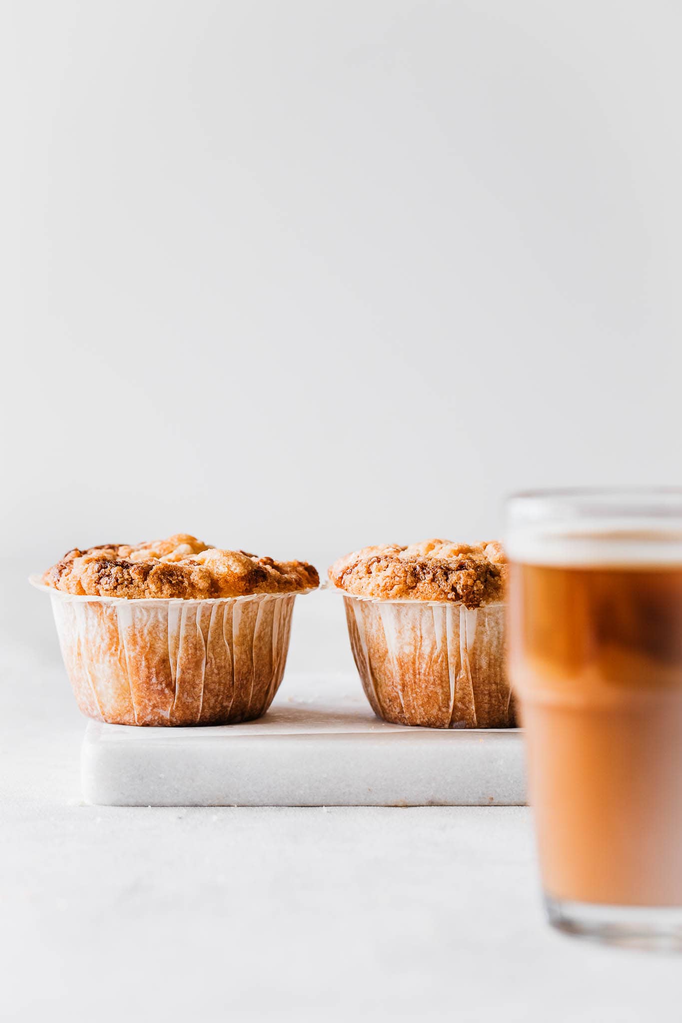 Æblemuffins med kanel og crumble - opskrift på nemme æblemuffins