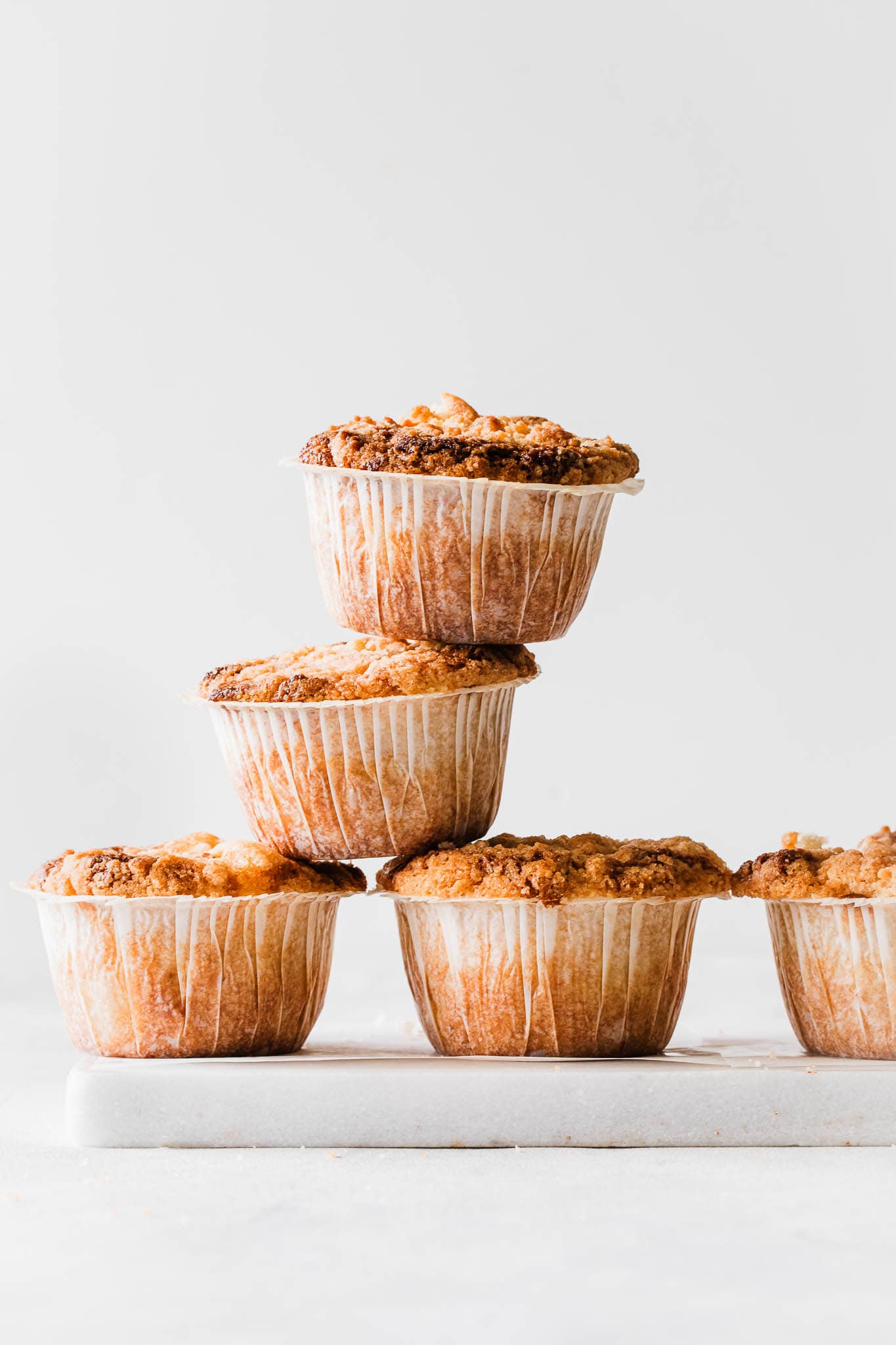 Æblemuffins med kanel og crumble - opskrift på nemme æblemuffins