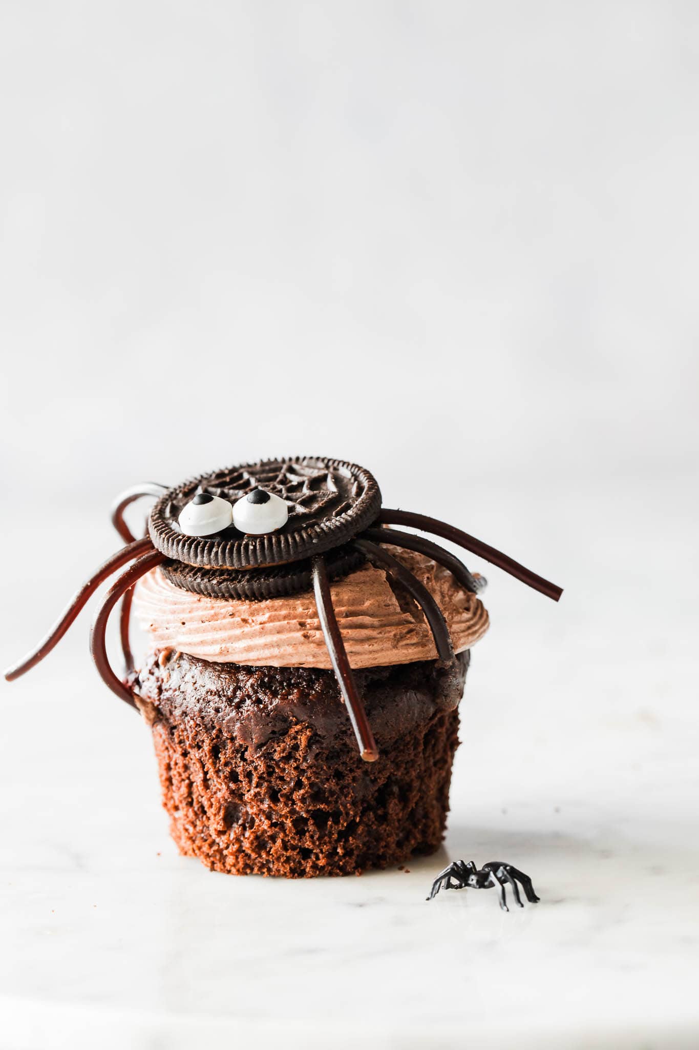 Halloween muffins med oreo edderkopper - halloween cupcakes