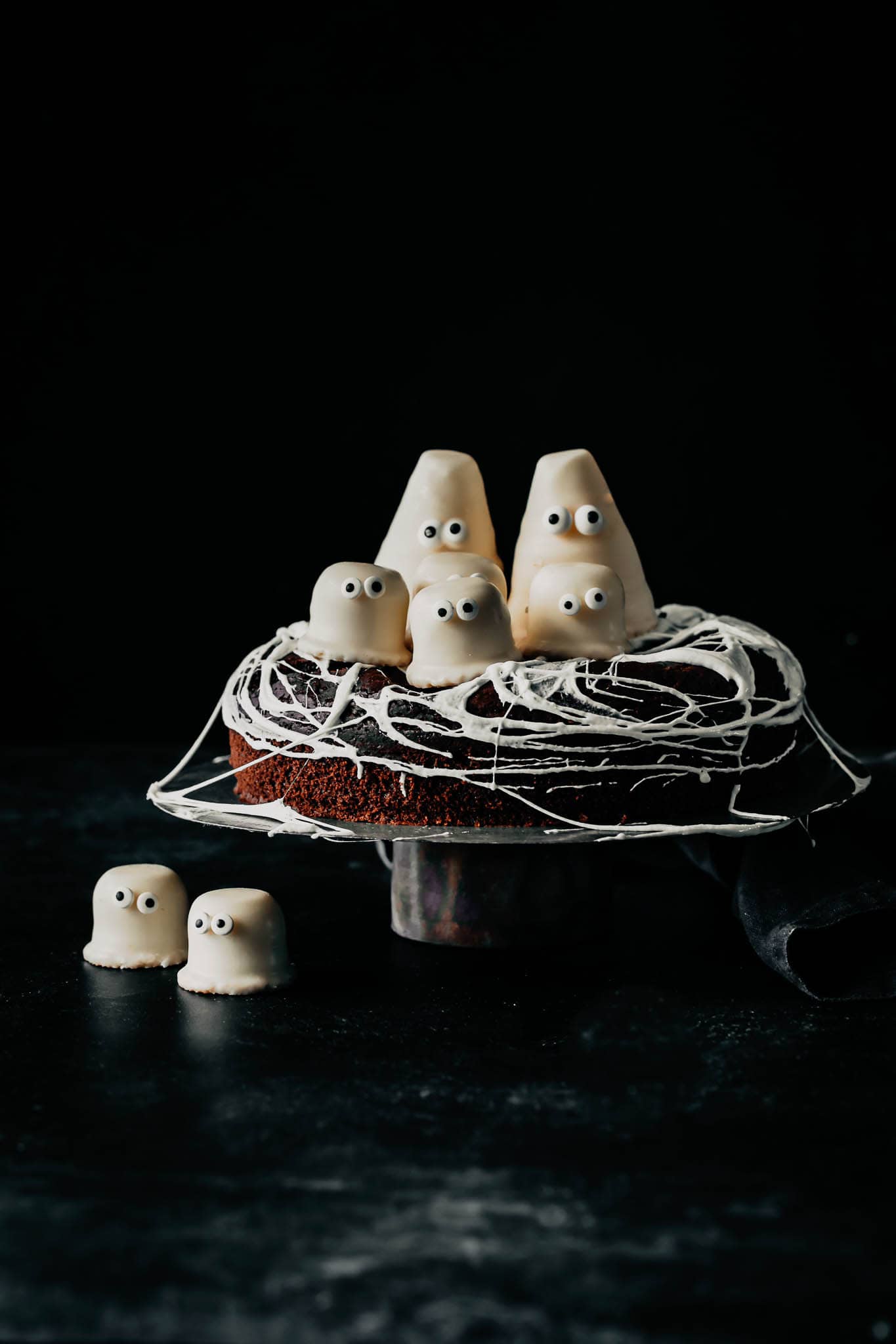 Halloweenkage-med-spindelvaev-nem-kage-til-halloween