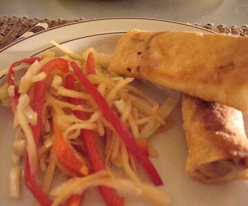 foraarsruller-og-spicy-asiatisk-salat-med-ristede-jordnoedder
