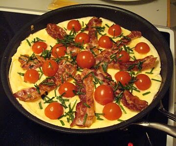 Klassisk æggekage med tomat, bacon og ristet rugbrød