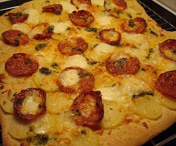 speltpizza-med-kartoffel-hvidloeg-og-chorizo